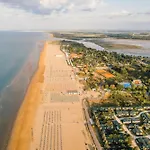 With Side Sea View Бібіоне